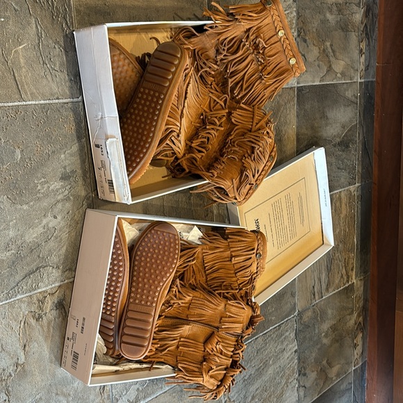 Minnetonka 5 layer fringe boots - Picture 7 of 7